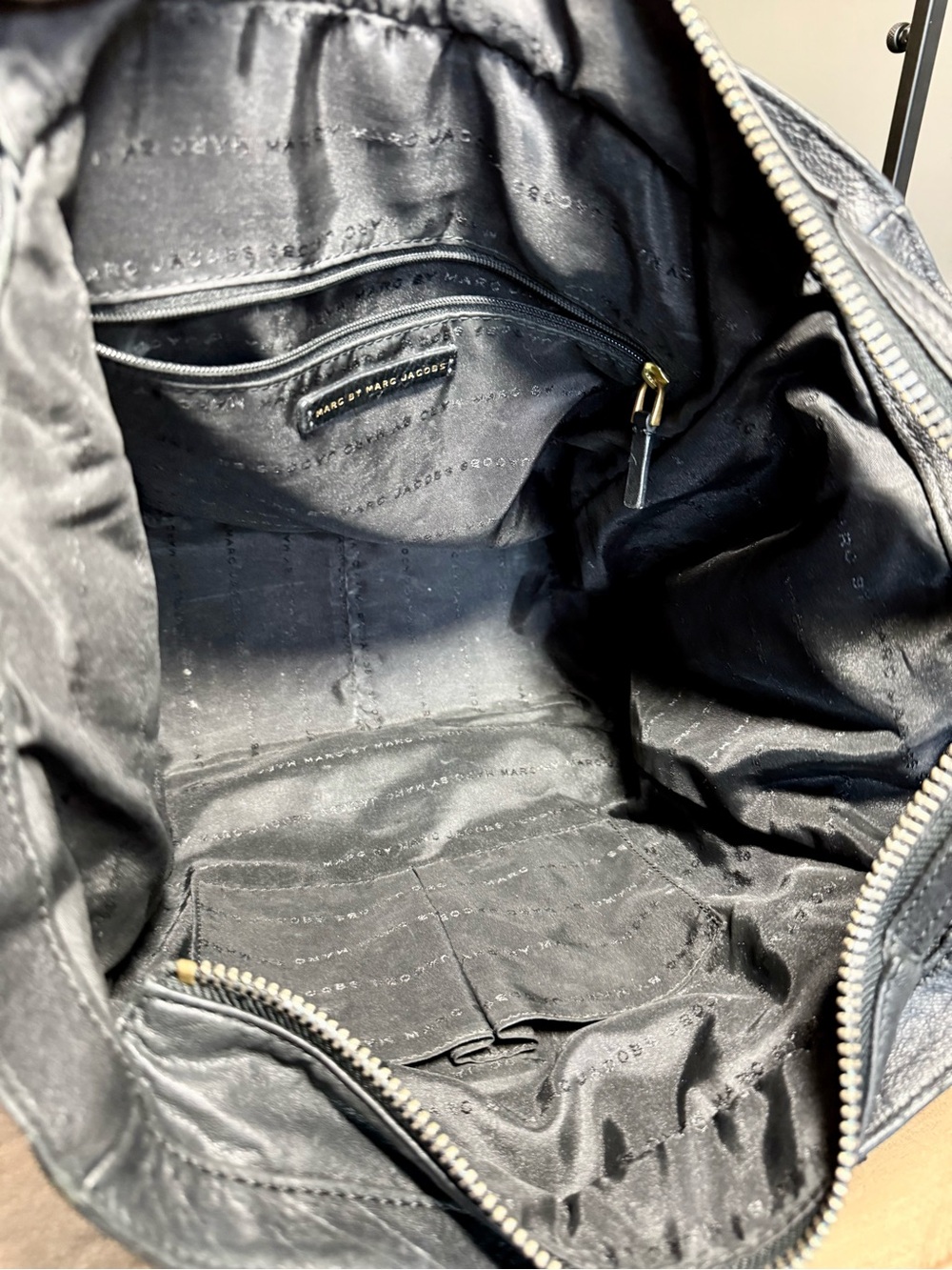 Marc by Marc Jacobs "Washed Up" Leather Tote Expandable Side Zips - Picture 7 of 9